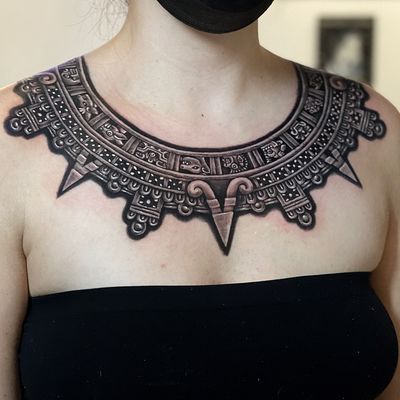 Read more about the article Blackwork Aztec Necklace Tattoo by Goethe Silva — Los Angeles, CA