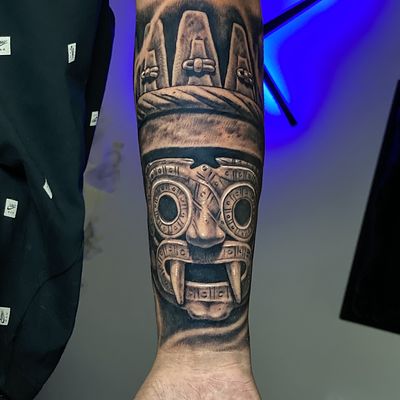 Read more about the article Blackwork Tlaloc (Rain God) Tattoo by Goethe Silva — Los Angeles, CA