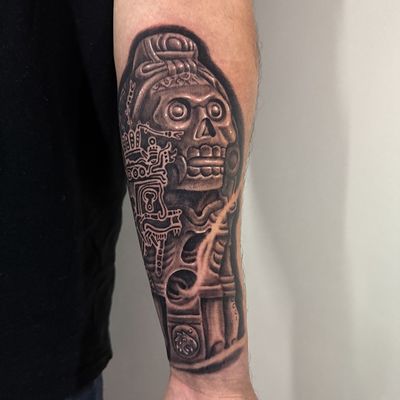 Read more about the article Blackwork Xolotl (Deity associated with fire, lightning, death and dogs) Tattoo by Goethe Silva — Los Angeles, CA
