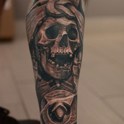 Read more about the article Realism roses and skull Tattoo by Goethe Silva — Los Angeles, CA