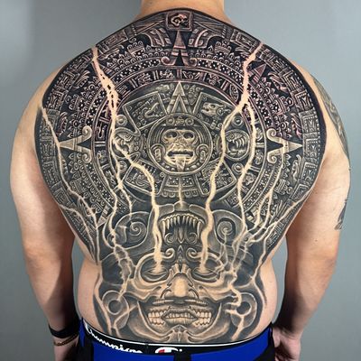 Read more about the article Blackwork Aztec Sun Stone Tattoo by Goethe Silva — Los Angeles, CA
