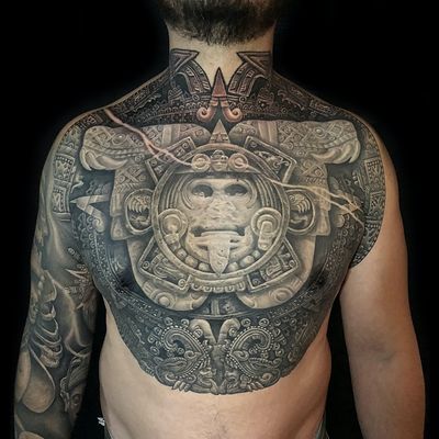 Read more about the article Blackwork Aztec Sun stone /Coatlicue Tattoo by Goethe Silva — Los Angeles, CA