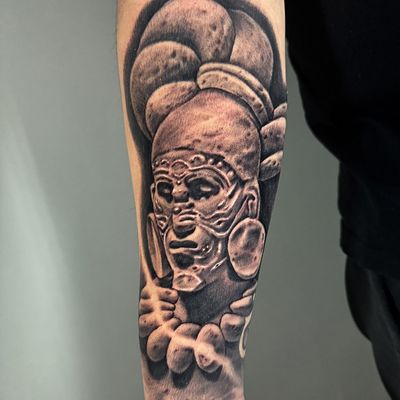 Read more about the article Blackwork Mayan Warrior Tattoo by Goethe Silva — Los Angeles, CA
