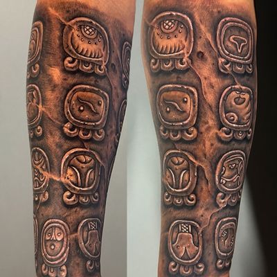 Read more about the article Tribal Mayan Glyphs (The Tzolkin) 20 day calendar Tattoo by Goethe Silva — Los Angeles, CA