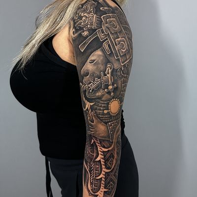 Read more about the article Illustrative Mayan sacrifice sleeve Tattoo by Goethe Silva — Los Angeles, CA