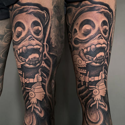 Read more about the article Blackwork clock, flowers, skull and wings Tattoo by Goethe Silva — Los Angeles, CA